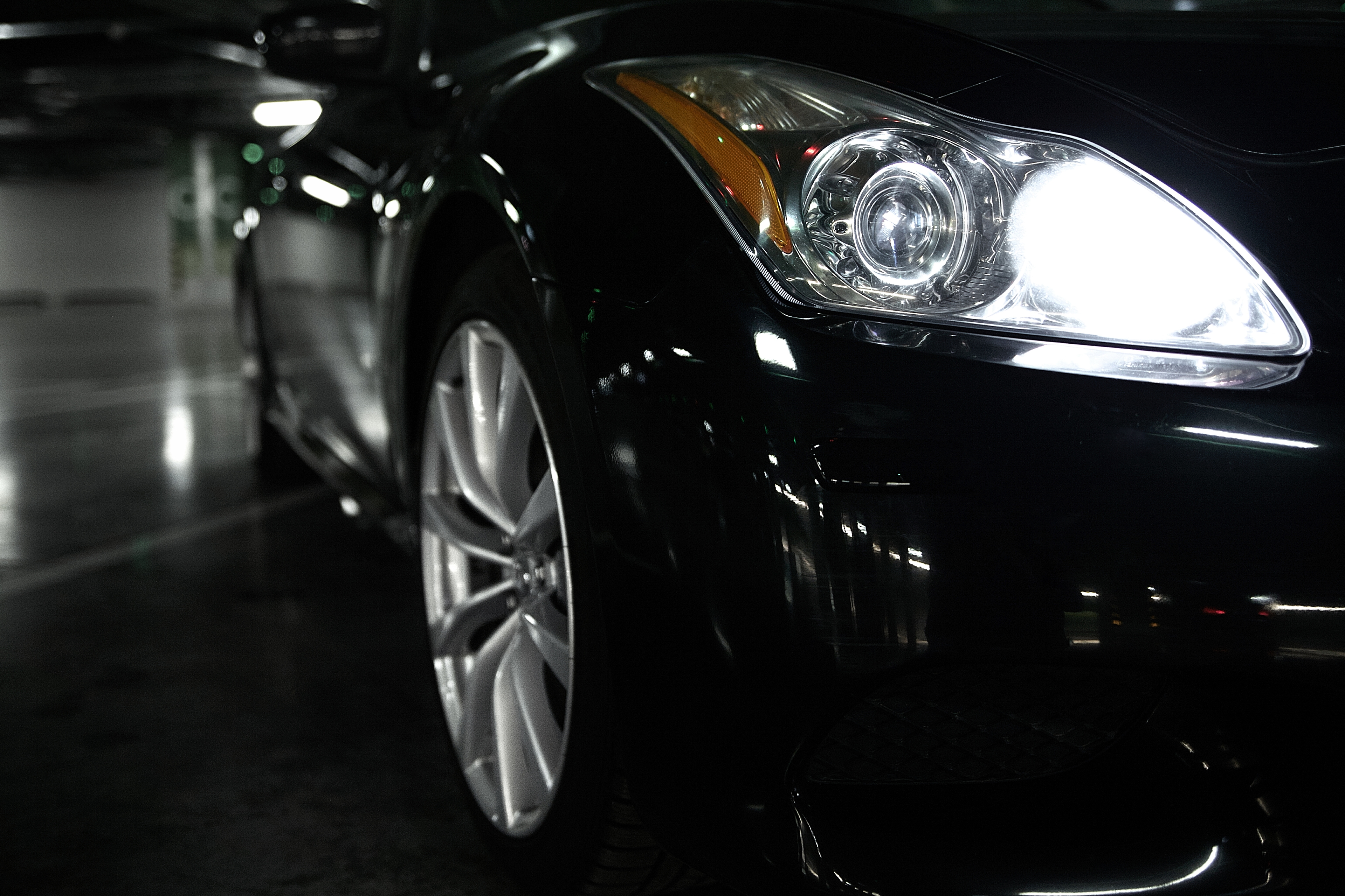 Foto roda do carro preto.